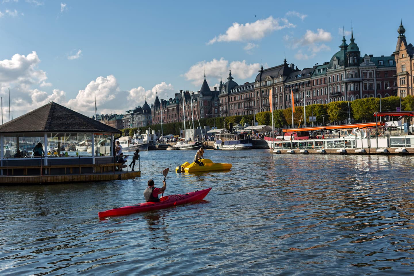 Met een kajak door de grachten van Stockholm thumbnail