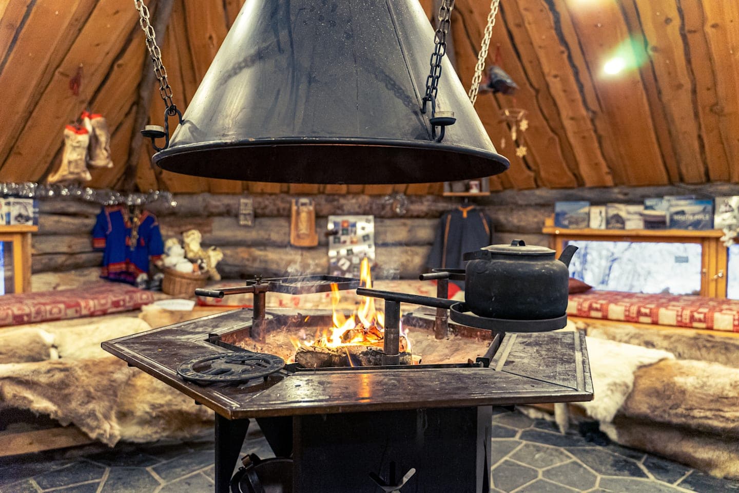 Diner in een Finse houten hut thumbnail