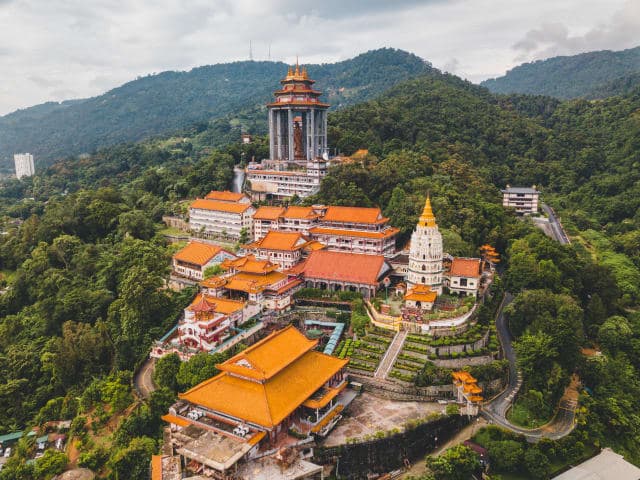 Tour naar Penang Hill, Kek Lok Si-tempel & Chayamangkalaram-tempel thumbnail