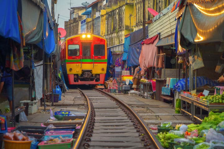 Tour naar de Mae Klong Train Market & Damnoen Saduak Market thumbnail