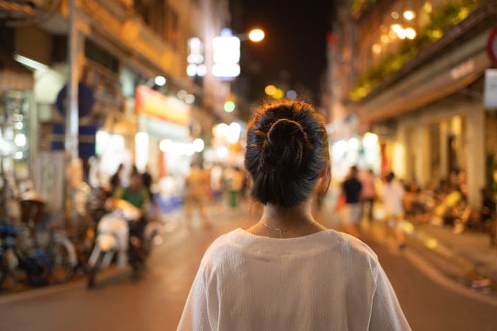 Vespa- & streetfoodtour by night door Hanoi thumbnail