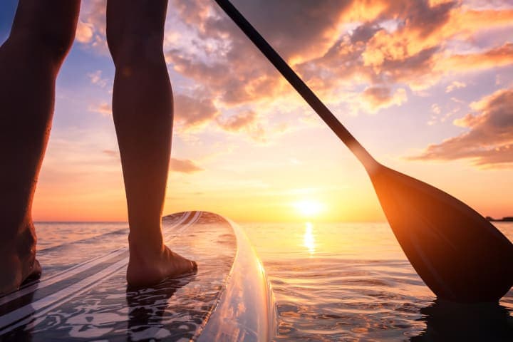Stand-up-paddletocht bij zonsopgang thumbnail